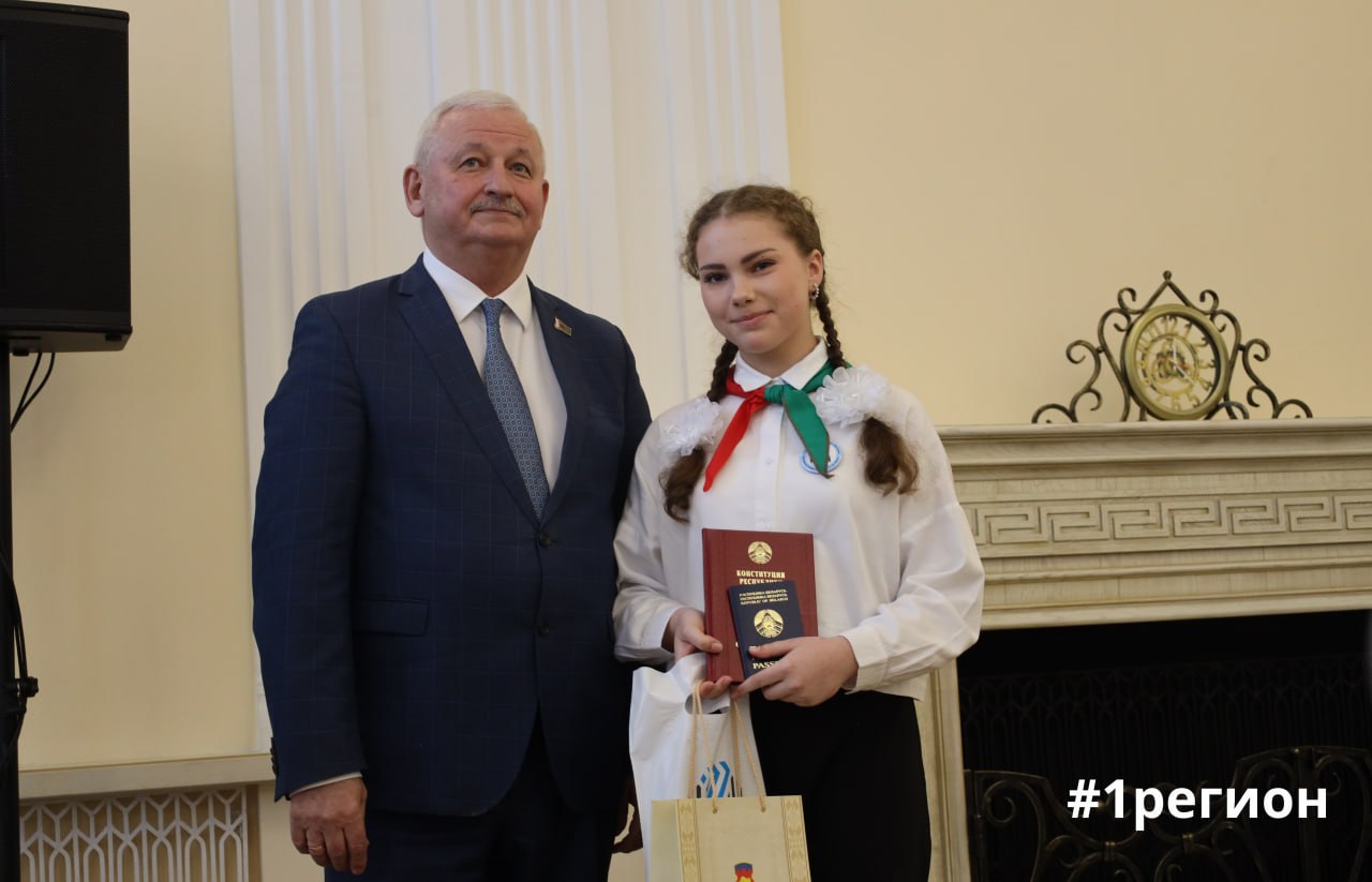 "Люблю нашу страну за спокойствие, традиции и природу". В Брестской области вручили паспорта лучшим учащимся