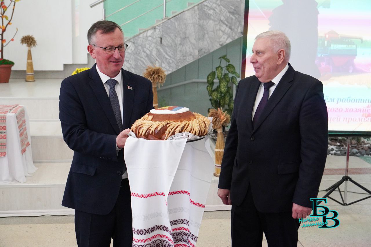 В канун Дня работников сельского хозяйства и перерабатывающей промышленности в Первом регионе чествуют тружеников и ветеранов аграрной отрасли. Встреча с ними состоялась сегодня в Прибужье.  