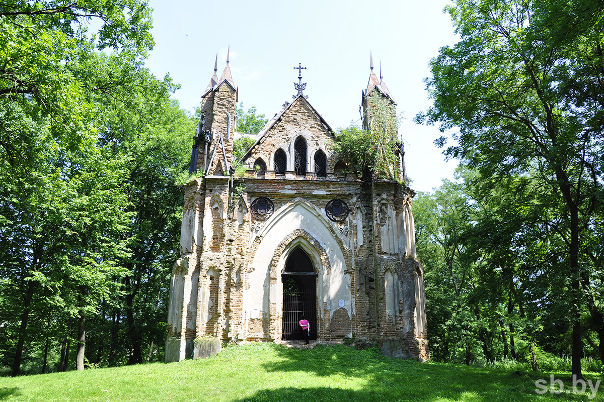 В Дрогичинском районе завершили реставрацию каплицы-усыпальницы рода Ожешко: объект откроют в начале 2026 года