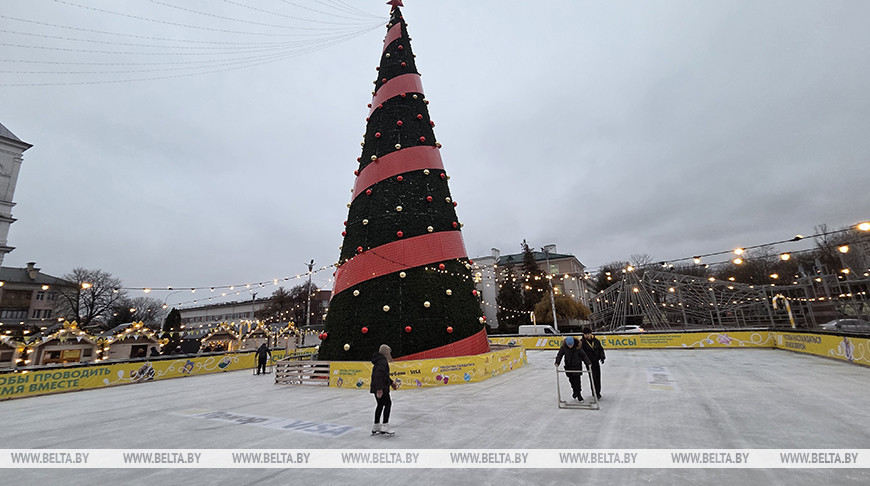 Возле главной елки Бреста открылся каток