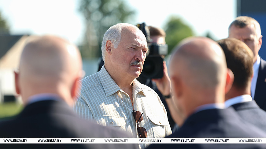 Должен быть качественным, на уровне импортных образцов. Лукашенко показали белорусский пресс-подборщик