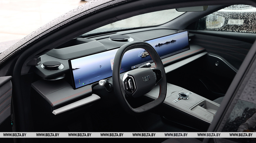 Лукашенко продлил основные льготы и преференции по электромобилям и зарядным станциям