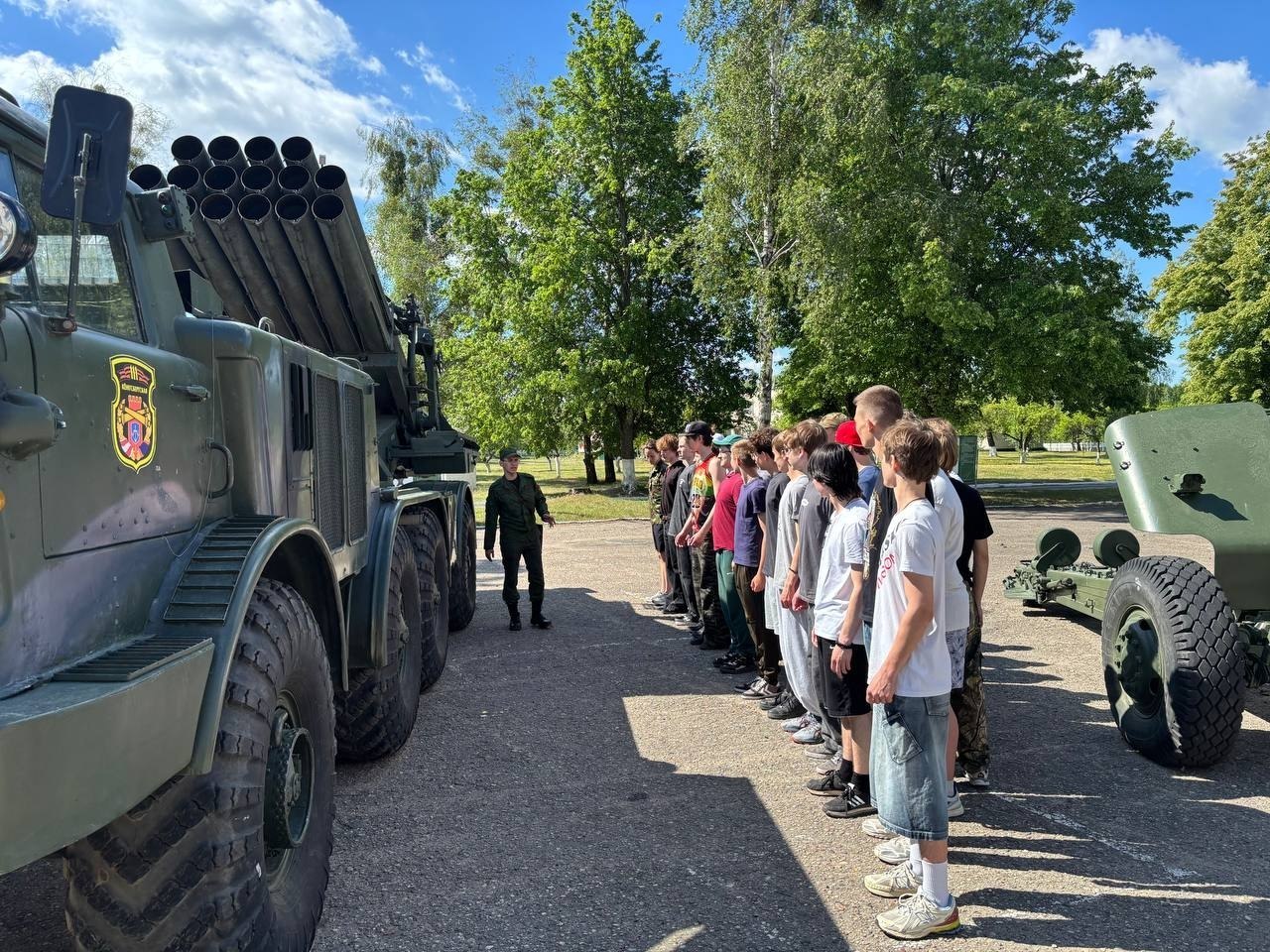 В Брестской области стартовали учебно-полевые сборы для школьников. К примеру, брестские школьники сегодня побывали на базе 111-й гвардейской артиллерийской бригады