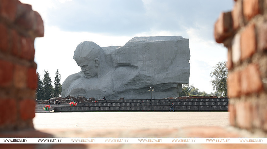 Выставку "Земля бессмертия" открыли в мемориальном комплексе "Брестская крепость-герой" к его 55-лети